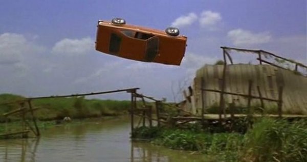 Някои хора смятат това за най-великата каскада, но като всичко друго във филмите за Джеймс Бонд, и тя ни изглежда малко преувеличена. Агент 007, тоест Роджър Мур, трябва да прескочи реката по един рухнал и усукан мост. За целта неговият AMC Hornet X трябва да направи пълен винт - 360 градуса - във въздуха. На каскадьора Лорън "Бъмпс" Уилърт му отнема над 20 опита да се справи. 
